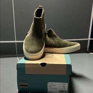 TOMS Wonen’s Bryce Tarmac Olive Suede Shoes - Size 7.5